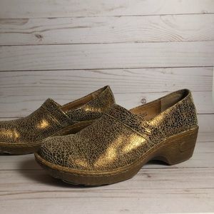 Born gold speck clogs size 8.5
